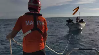 Marina rescata a dos pescadores a 33 km de Ciudad del Carmen tras falla en su embarcación