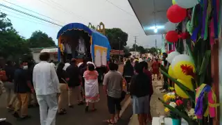 En el centro de la población fue cerrado al tránsito vehicular para llevar acabo la misa en la parroquia
