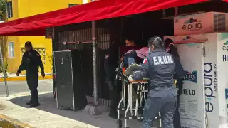 El hombre se encontraba jugando las máquinas traga monedas en una tiendita