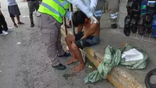 El hombre fue auxiliado por paramédicos tras caer en la acera