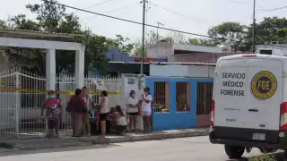 Uno de los colonos se asomó a la ventana de la vivienda del adulto mayor, de unos 80 años, y solicitó ayuda a la policía