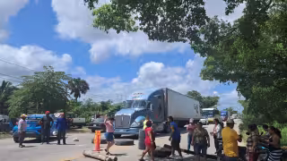 Bloquean carretera Escárcega-Villahermosa por apagón en Mamantel; exigen a CFE restablecer la energía