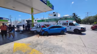 Choque entre taxi y auto provoca alarma en gasolinera de la avenida Cancún