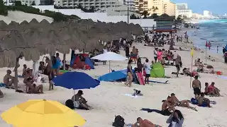 Playa Delfines en Cancún luce abarrotada de turistas nacionales y extranjeros a tres días de la Navidad