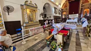 Ni el intenso calor frena la fe: Decenas de fieles visitan al Cristo Negro de San Román en Campeche