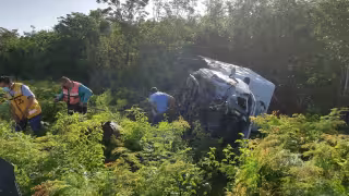 Los pasajeros de la camioneta volcada fueron rescatados por taxistas de Cozumel; la unidad fue llevada al corralón