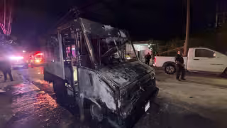 Intensa movilización en la colonia Colosio de Cancún por incendio de food truck