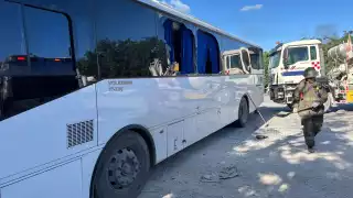 Choque entre revolvedora y autobús en Cancún deja cinco trabajadores lesionados