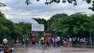 Padres de familia acudieron a los centros educativos para llevar a sus hijos