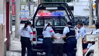 Aseguran a mujer en crisis nerviosa en la Privada del Sol, Campeche; lanzaba objetos