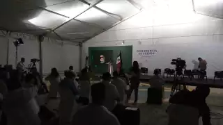 Representantes de los medios de información esperan la llegada del Presidente de México