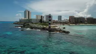 La forma de la zona hotelera es parecida a un '7'; la ciudad ha sufrido el embate de huracanes con gran peligrosidad, como Wilma