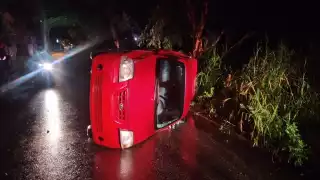 El hombre salió por la cajuela del vehículo y huyo del lugar, pero más tarde lo detuvieron
