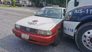 El conductor del taxi resultó ileso del choque