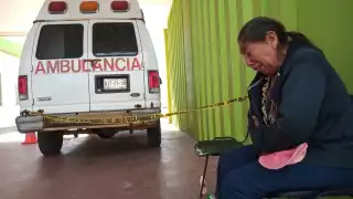 La mujer llora a su hijo muerto, cuyo cuerpo se encontraba dentro de la ambulancia en el área de urgencias del Hospital Comunitario