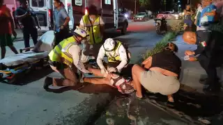 Automóvil le corta el paso a motociclista en Escárcega; sufre posible fractura