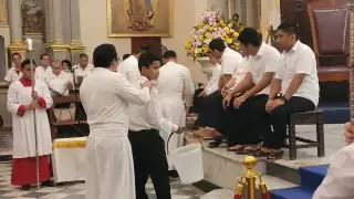 El lavado de pies se hizo a varias personas que asistieron a la misa