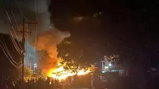 Incendio en la Región 243, en Cancún consume tres casas