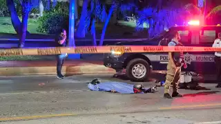 Trágico accidente cobra la vida de una mujer y deja muy grave a motociclista en zona hotelera de Cancún