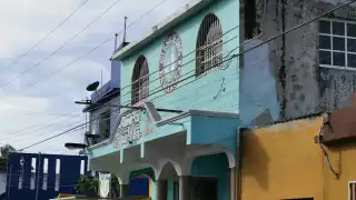 Paramédicos de la Cruz Roja Mexicana y policías estatales acudieron al lugar de los hechos