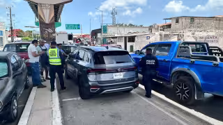 Choque entre camioneta y automóvil provoca fuerte caos vial en la avenida Gobernadores de Campeche
