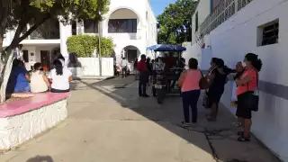 Los ciudadanos de José María Morelos hacen fila afuera del Palacio Municipal para intentar conseguir empleo en la nueva administración