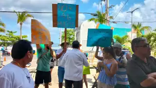 Manifestantes irrumpen evento de Mara Lezama en Cozumel