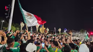 Aficionados de Cancún celebran la victoria de la Selección Mexicana en la 'Glorieta del Ceviche'