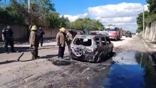 Se incendia camioneta en la colonia Cuauhtémoc en Kanasín
