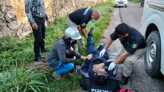 El hombre intentó evitar atropellar a un perro, pero terminó derrapando en el pavimento