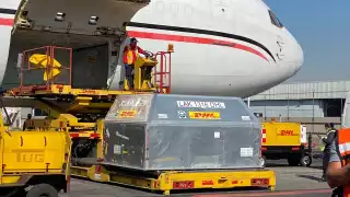 Llegaron al AICM 585 mil dosis de la vacuna de Pfizer contra el COVID19.