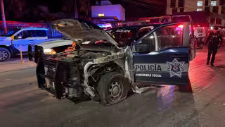 Patrulla de Tránsito termina destrozada tras chocar un auto en Cancún