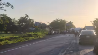 Camión urbano circulaba en sentido contrario y termina involucrado en choque con camioneta en la colonia Revolución