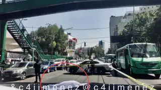 Hombre se quita la vida saltando de un puente peatonal en la CDMX