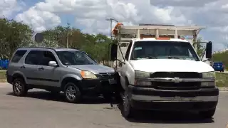 Camioneta queda bajo plataforma de camión materialista