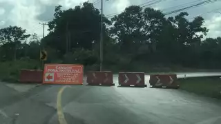 Cierran puente vehicular rumbo a la zona hotelera por tráfico en el aeropuerto de Cancún