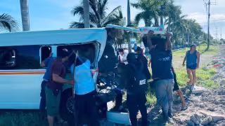 Chocan autobús Del Valle contra una combi en Tulum; hay un prensado y varios heridos