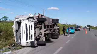 Ambos tráileres presentaron daños materiales fue necesario la intervención de 2 grúas