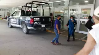 El hombre ingresó al área de urgencias de la Clínica número 17 del IMSS en Cancún, tras ser baleado