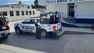 Detienen a dos por amenazar a una familia con un arma de fuego en Escárcega