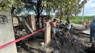 Incendio consume llantera en Seybaplaya; muere perrita que cuidaba el establecimiento
