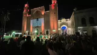 Miles de personas invaden el Centro Histórico de Mérida para disfrutar de la Noche Blanca 2023