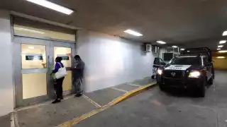 Le marca a su víctima para que salga de casa y la mata a tiros