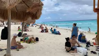 Bañistas acudieron a las playas de Cancún para disfrutar de una tarde frente al mar