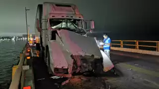 Choque de dos trailers en el puente Zacatal de Ciudad del Carmen bloquea carril