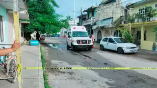 Propietario del domicilio, halla muerta a la persona de aparente infarto, se desconoce la identidad de la persona