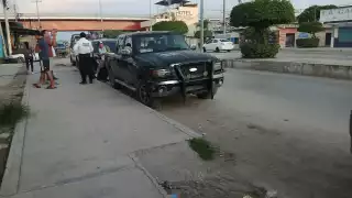 Taxi choca por alcance a camioneta en Escárcega, dejando daños materiales