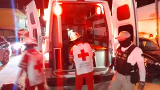 Elementos de la Cruz Roja atendieron al hombre lesionado