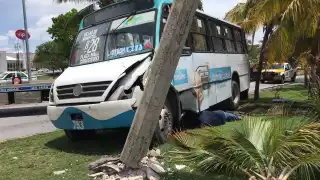 El chofer de la unidad fue detenido y llevado a las oficinas de tránsito para el deslinde de responsabilidades