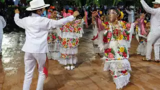 A las afueras del Palacio Municipal los habitantes se deleitaron con los jaraneros y la música